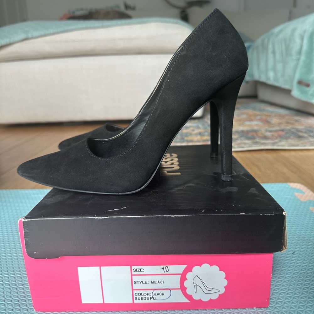 Black pumps